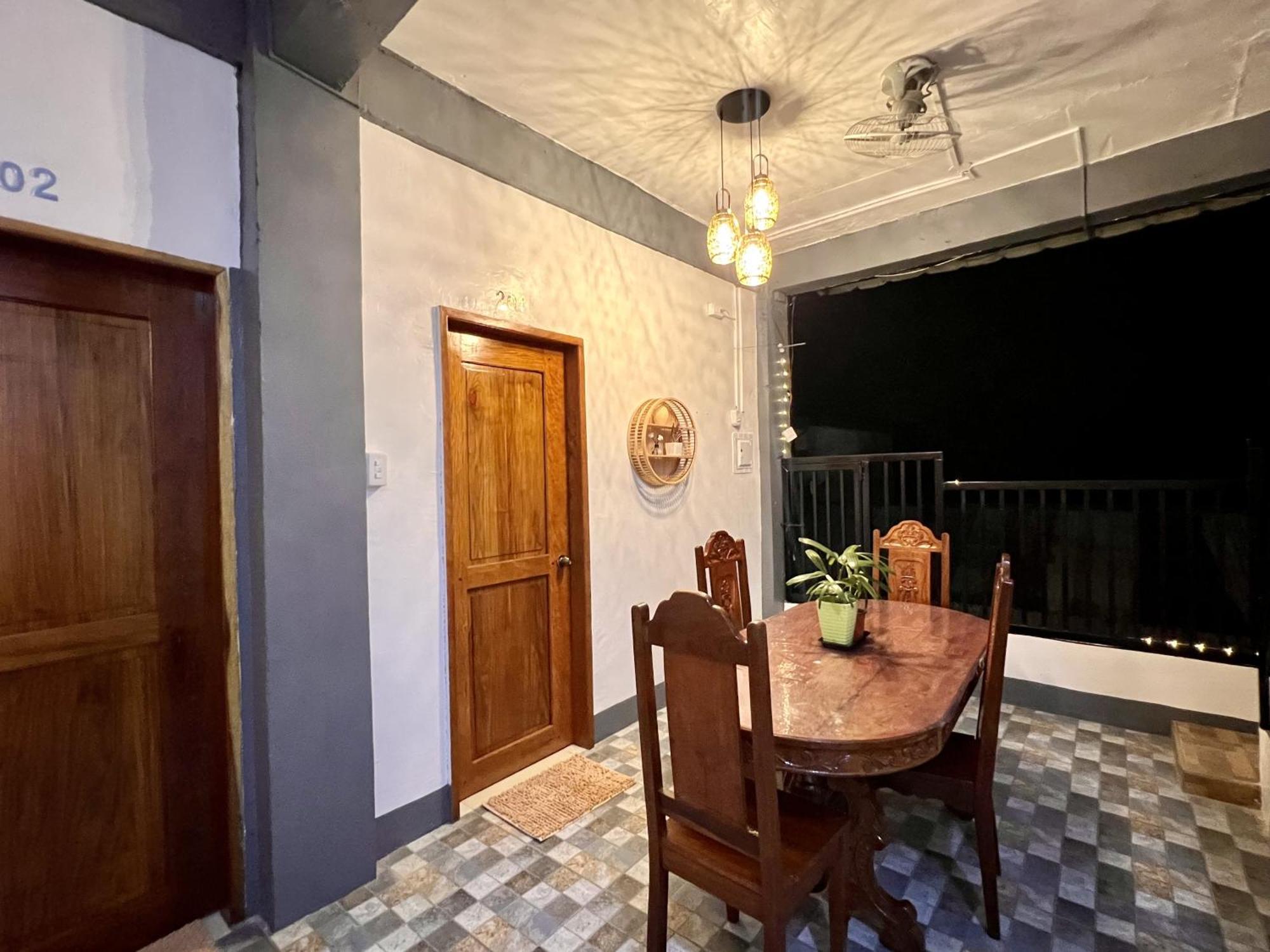 Eighty8 Tourist Inn Coron Exterior photo